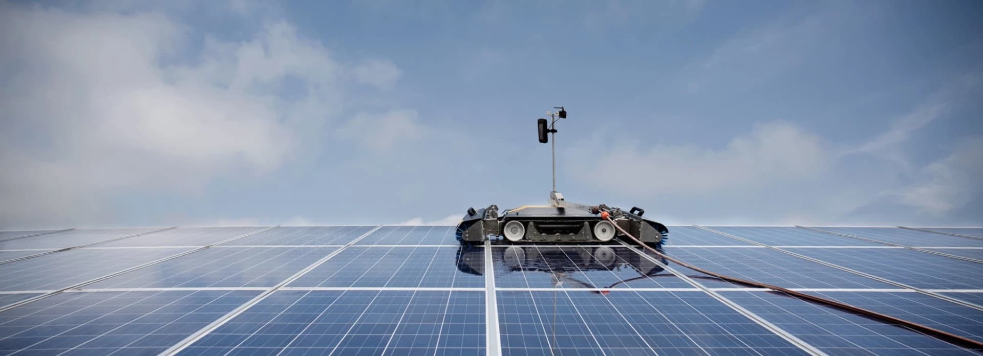 Robot de limpieza SolarCleano sobre módulos fotovoltaicos